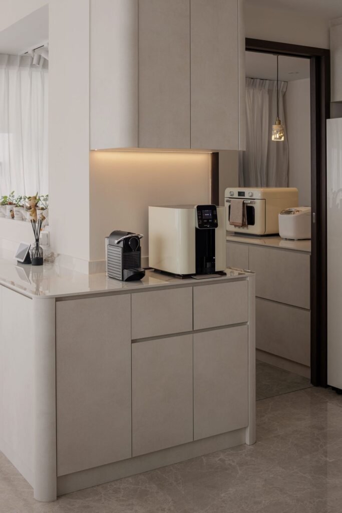 Kitchen peninsula with appliance shelf and under-cabinet light