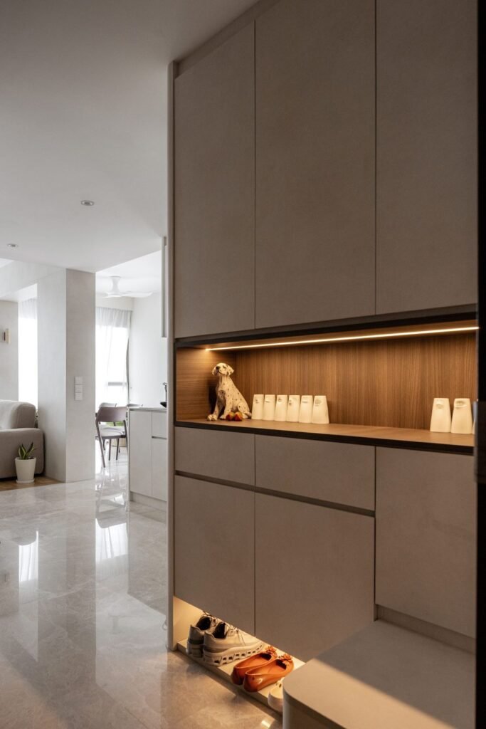 Tall entrance cabinet with a lit display niche