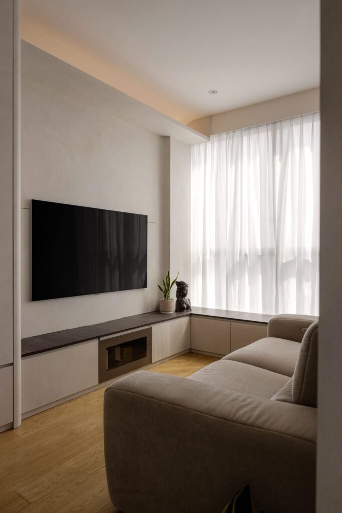 TV wall in greige with a built-in console