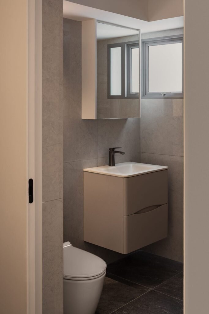 Bathroom with floating basin and stone-look tiles